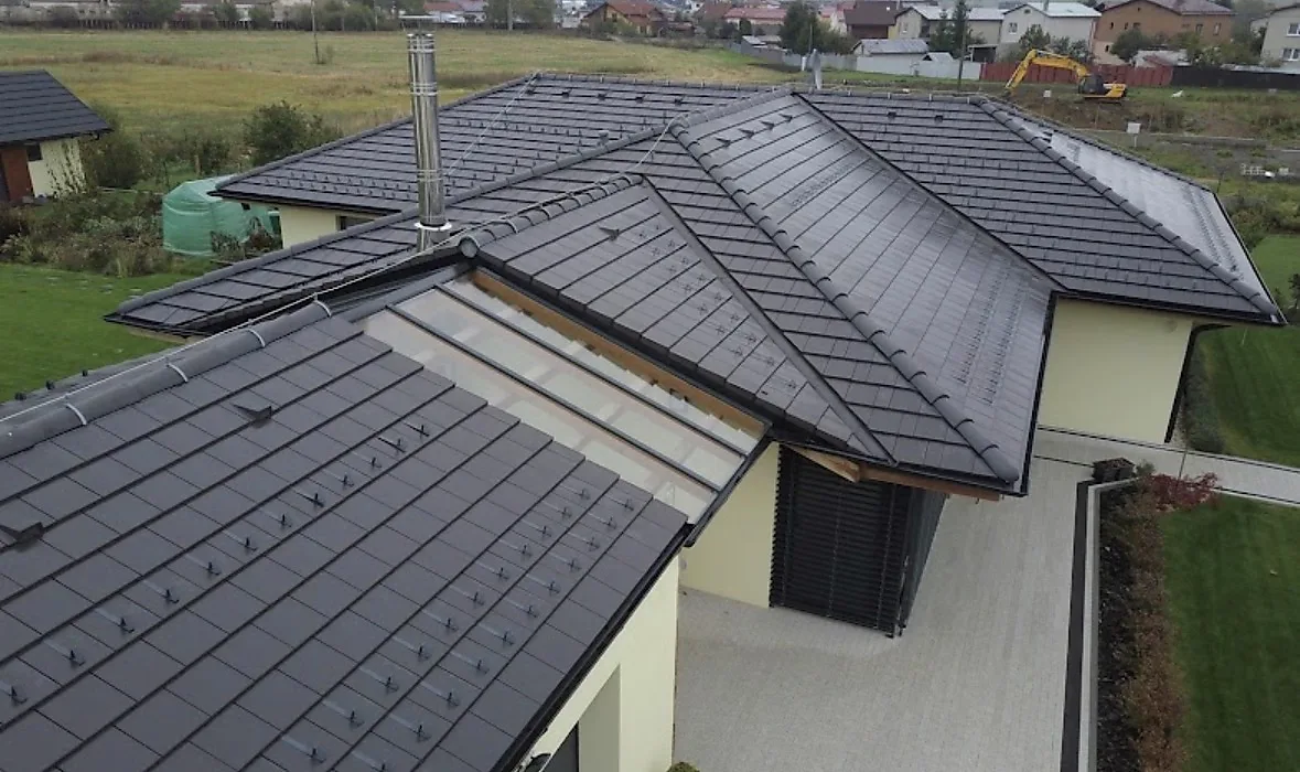 Nová strecha rodinného domu s tmavou krytinou – DUĽA STRECHY